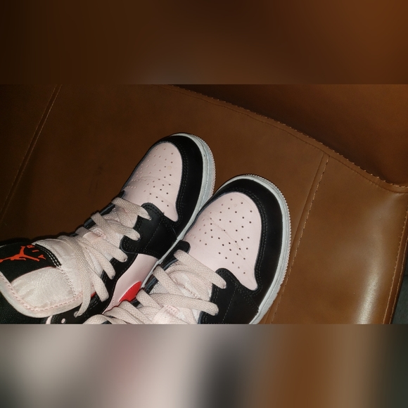 Nike Air Jordan 1 Mid GS Black Pink Crimson Atmosphere Size 6Y (Women’s 7.5) - Picture 10 of 12